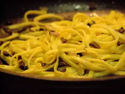 Tagliatelline caserecce con tartufo nero e scorza di limone