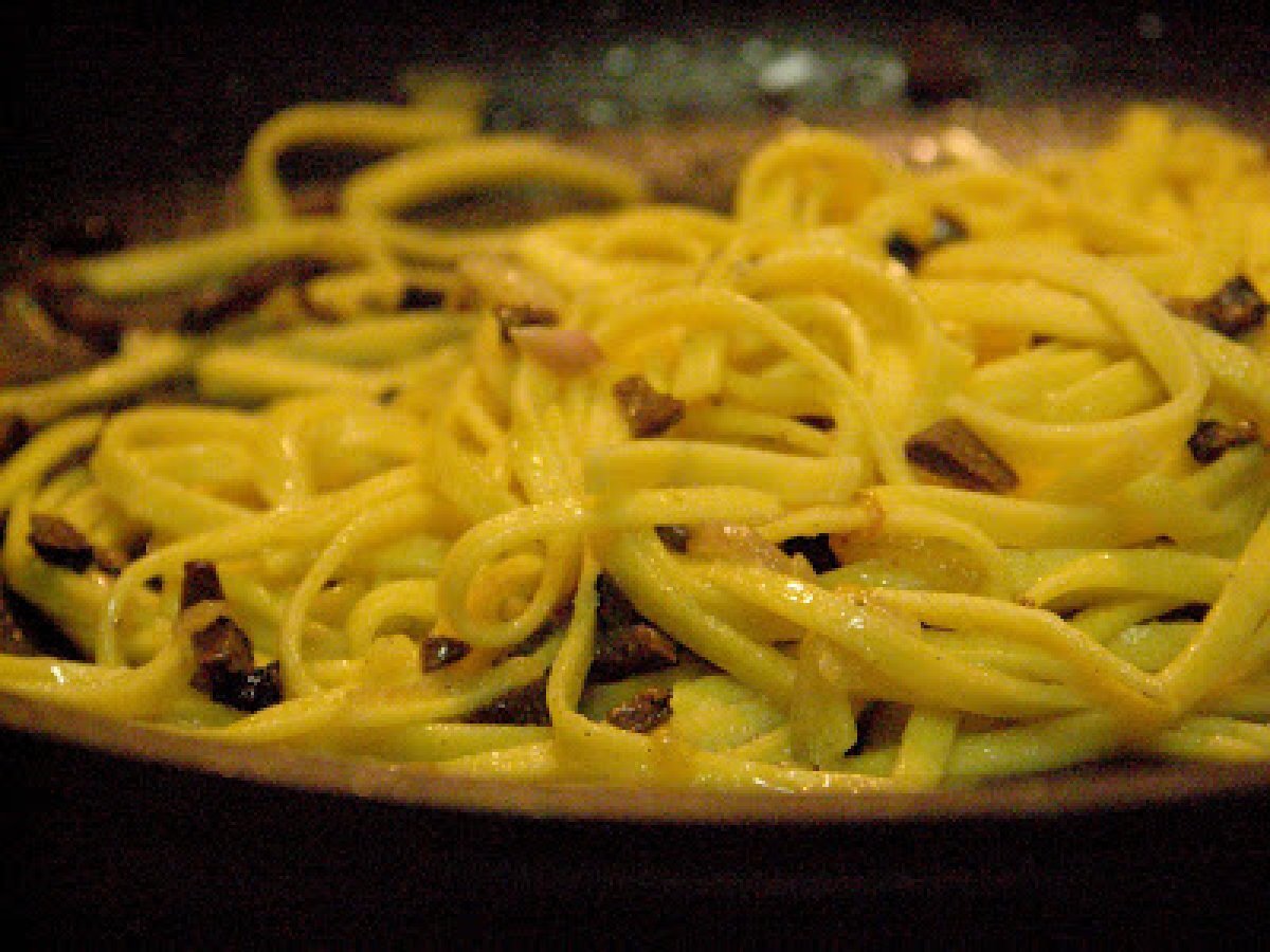 Tagliatelline caserecce con tartufo nero e scorza di limone