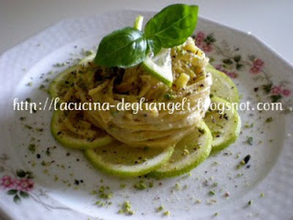 Tagliolini al limone con pistacchi di bronte e pesto alla genovese