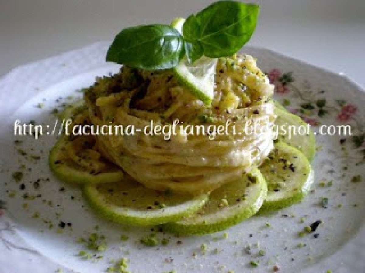 Tagliolini al limone con pistacchi di bronte e pesto alla genovese - foto 2