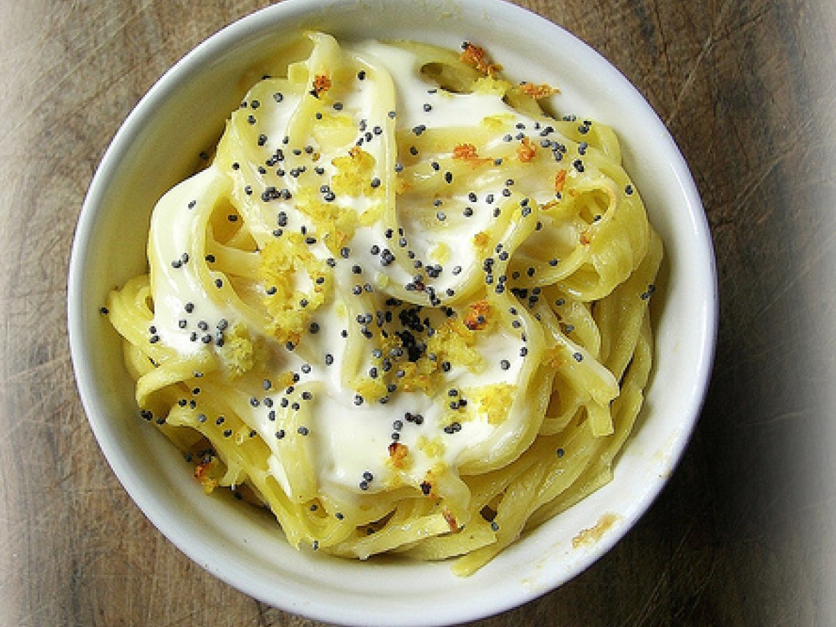 Tagliolini al limone e semi di papavero blu in cocotte