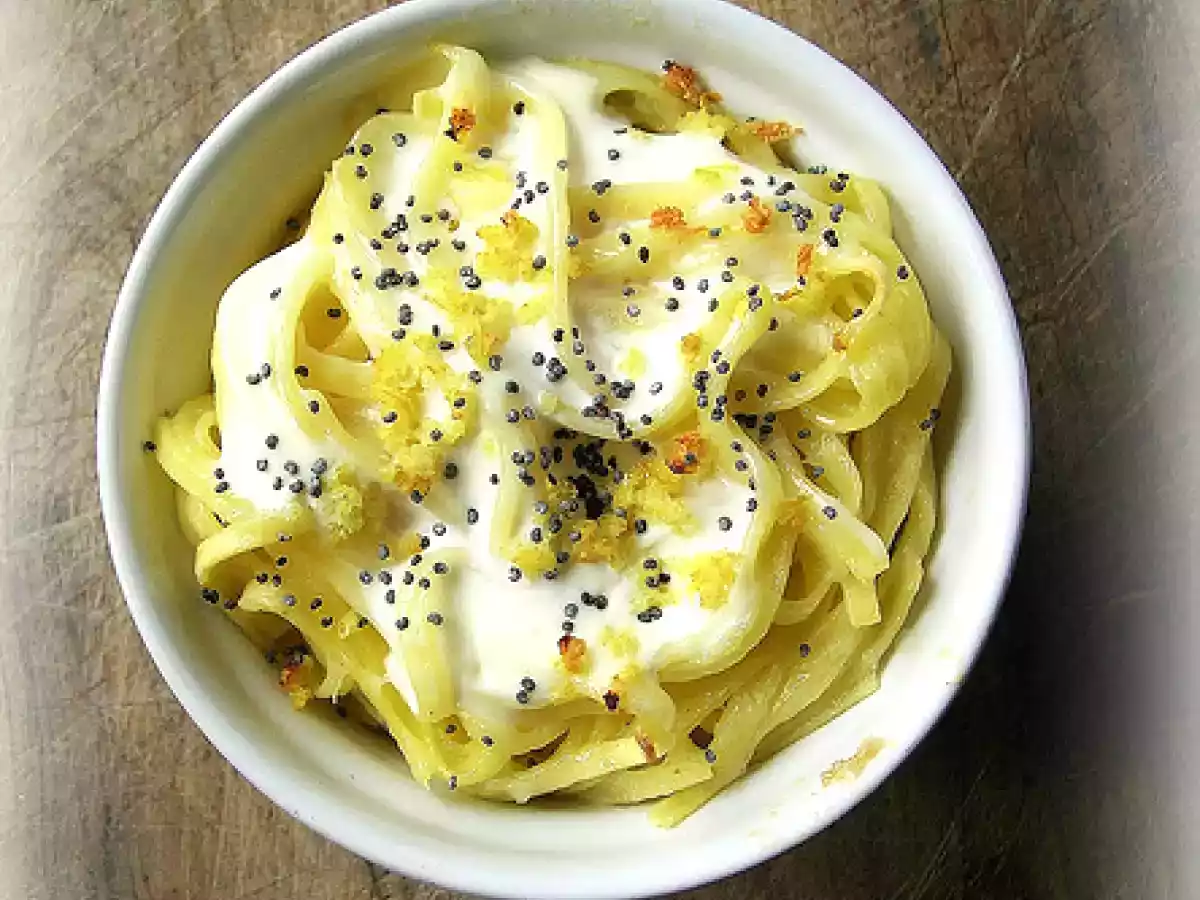 Tagliolini al limone e semi di papavero blu in cocotte