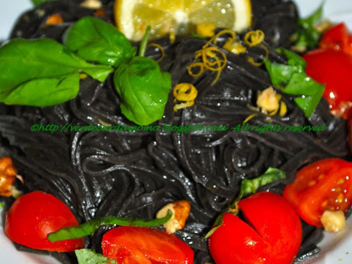 TAGLIOLINI AL NERO DI SEPPIA AL PROFUMO DI LIMONE