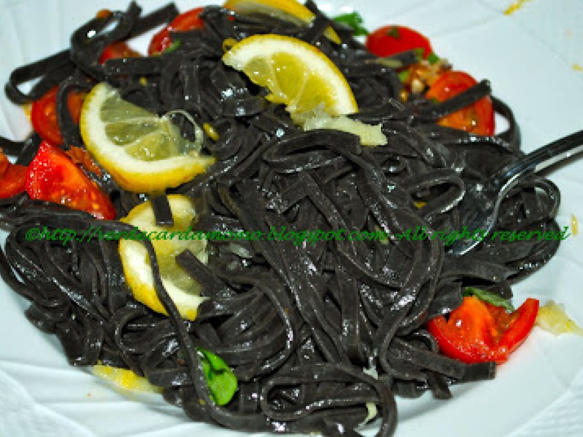 TAGLIOLINI AL NERO DI SEPPIA AL PROFUMO DI LIMONE - foto 2