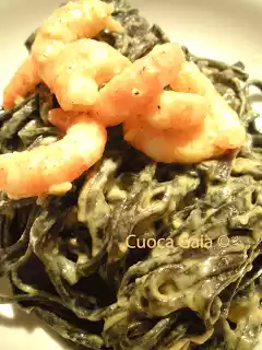 Tagliolini al nero di seppia con gamberi e curry