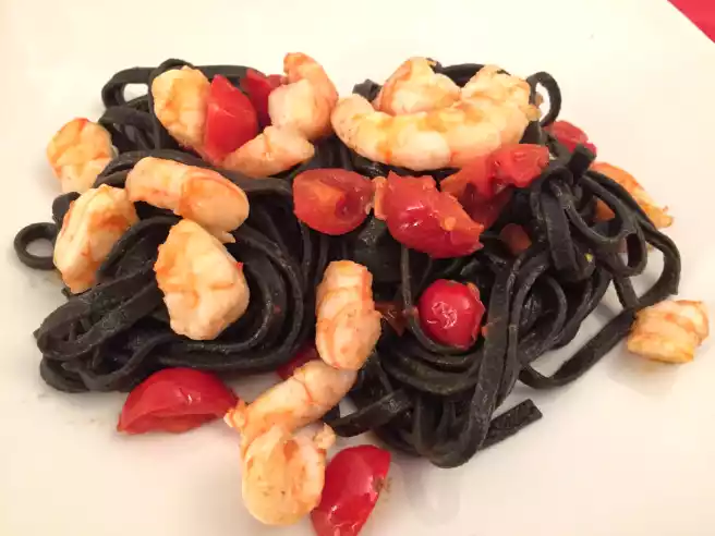 Tagliolini al nero di seppia con gamberi e pomodorini pachino