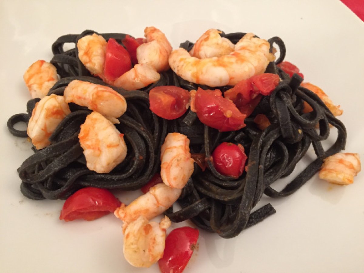 Tagliolini al nero di seppia con gamberi e pomodorini pachino