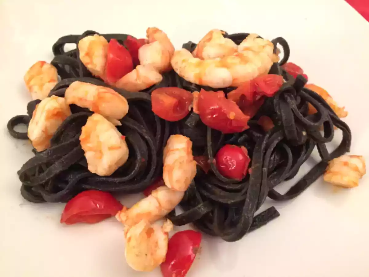 Tagliolini al nero di seppia con gamberi e pomodorini pachino