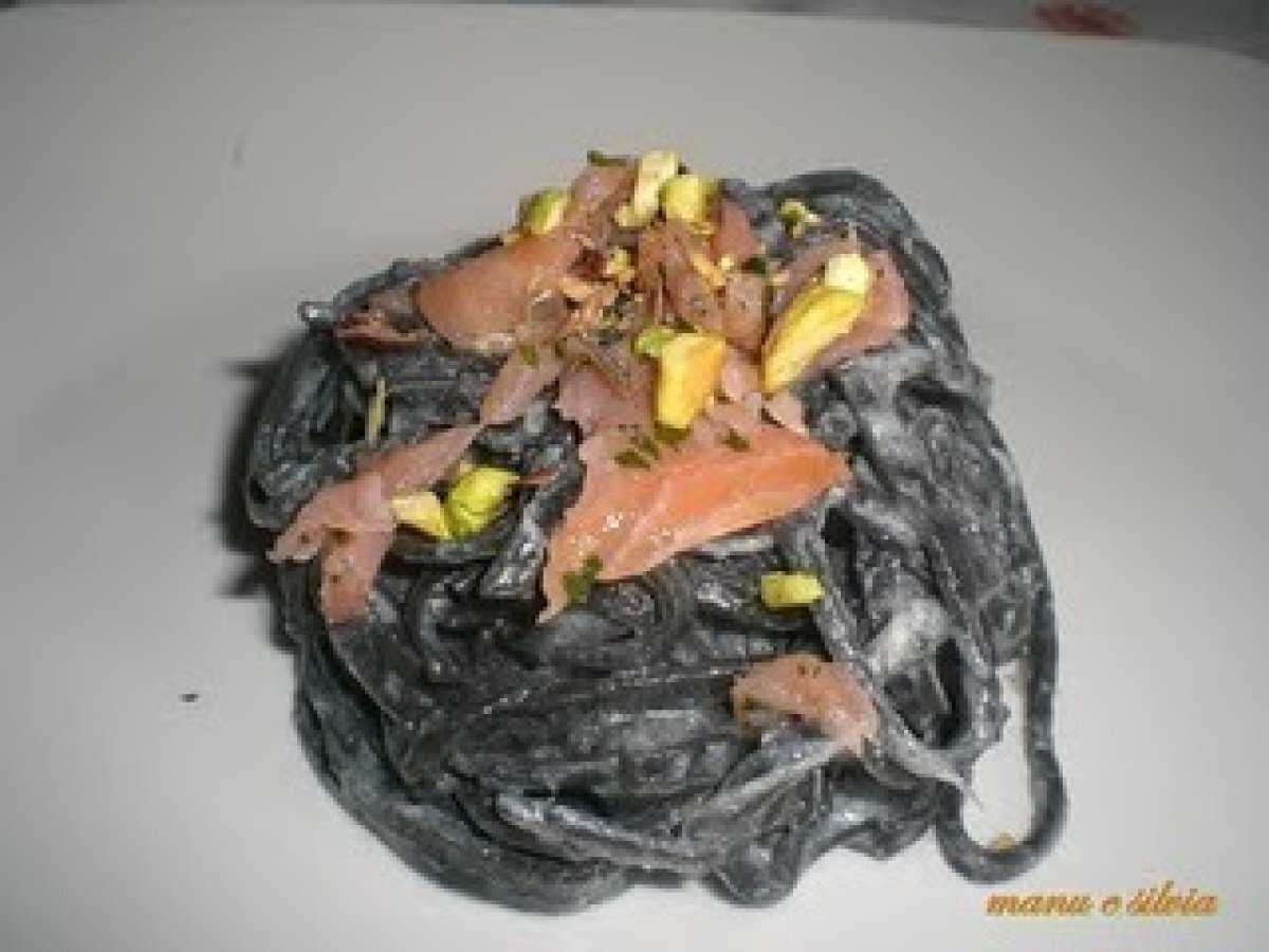 Tagliolini al nero di seppia in crema di asparagi con carpaccio di salmone affumicato