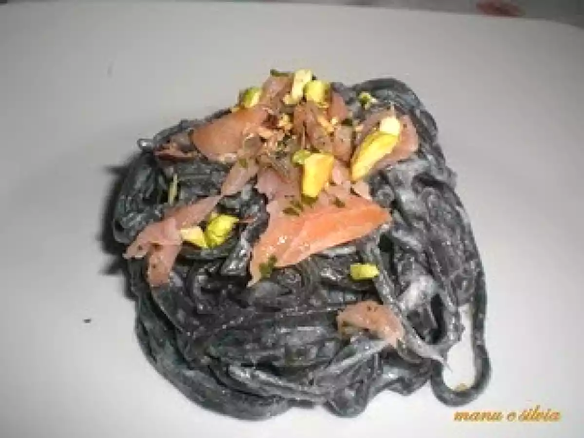 Tagliolini al nero di seppia in crema di asparagi con carpaccio di salmone affumicato