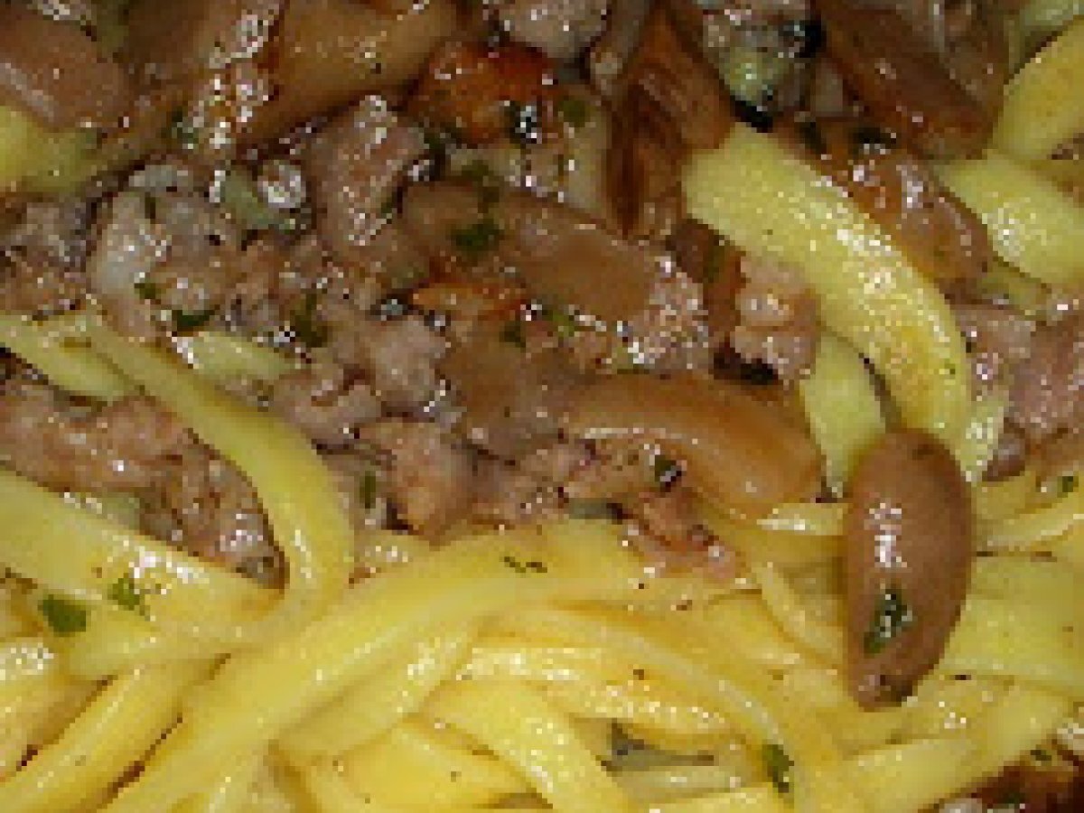 Tagliolini al sugo di funghi e salsiccia