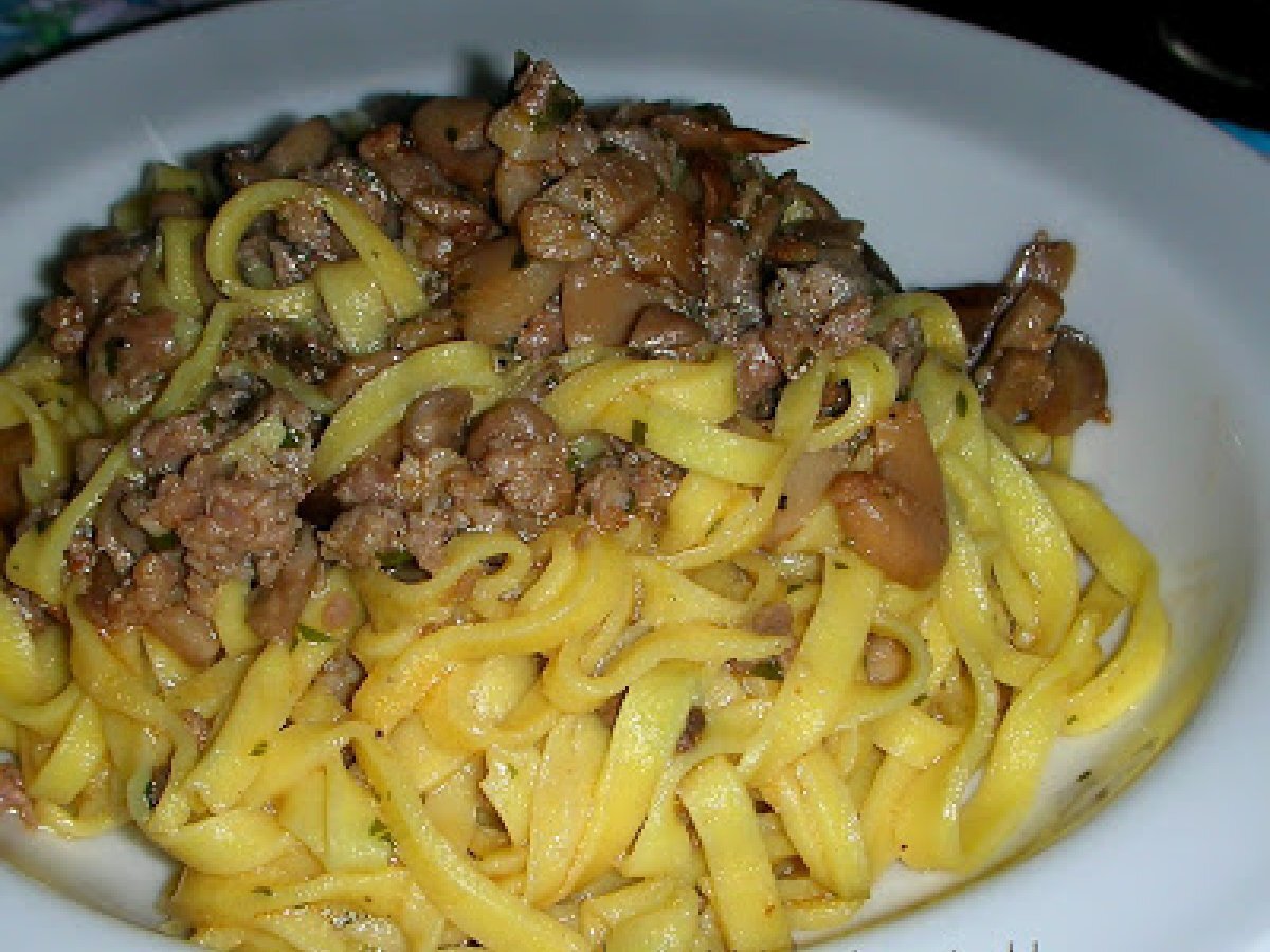 Tagliolini al sugo di funghi e salsiccia - foto 2