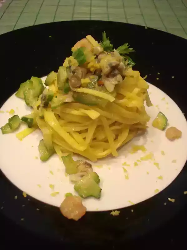 Tagliolini allo zenzero con zucchine gamberi e vongole