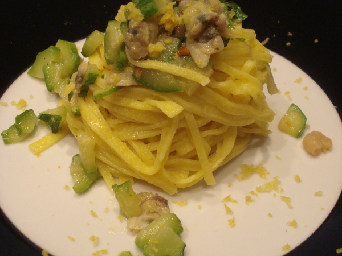 Tagliolini allo zenzero con zucchine gamberi e vongole