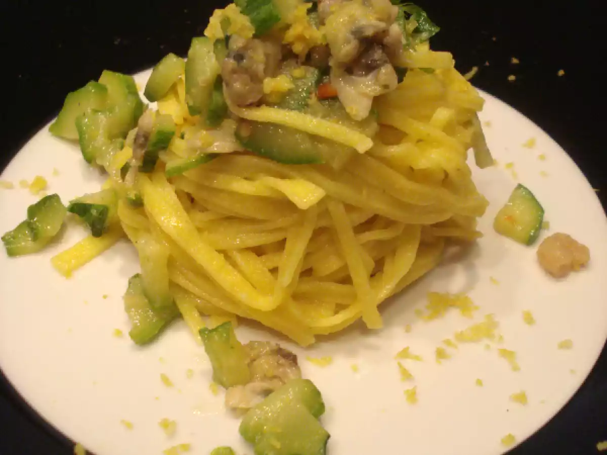 Tagliolini allo zenzero con zucchine gamberi e vongole