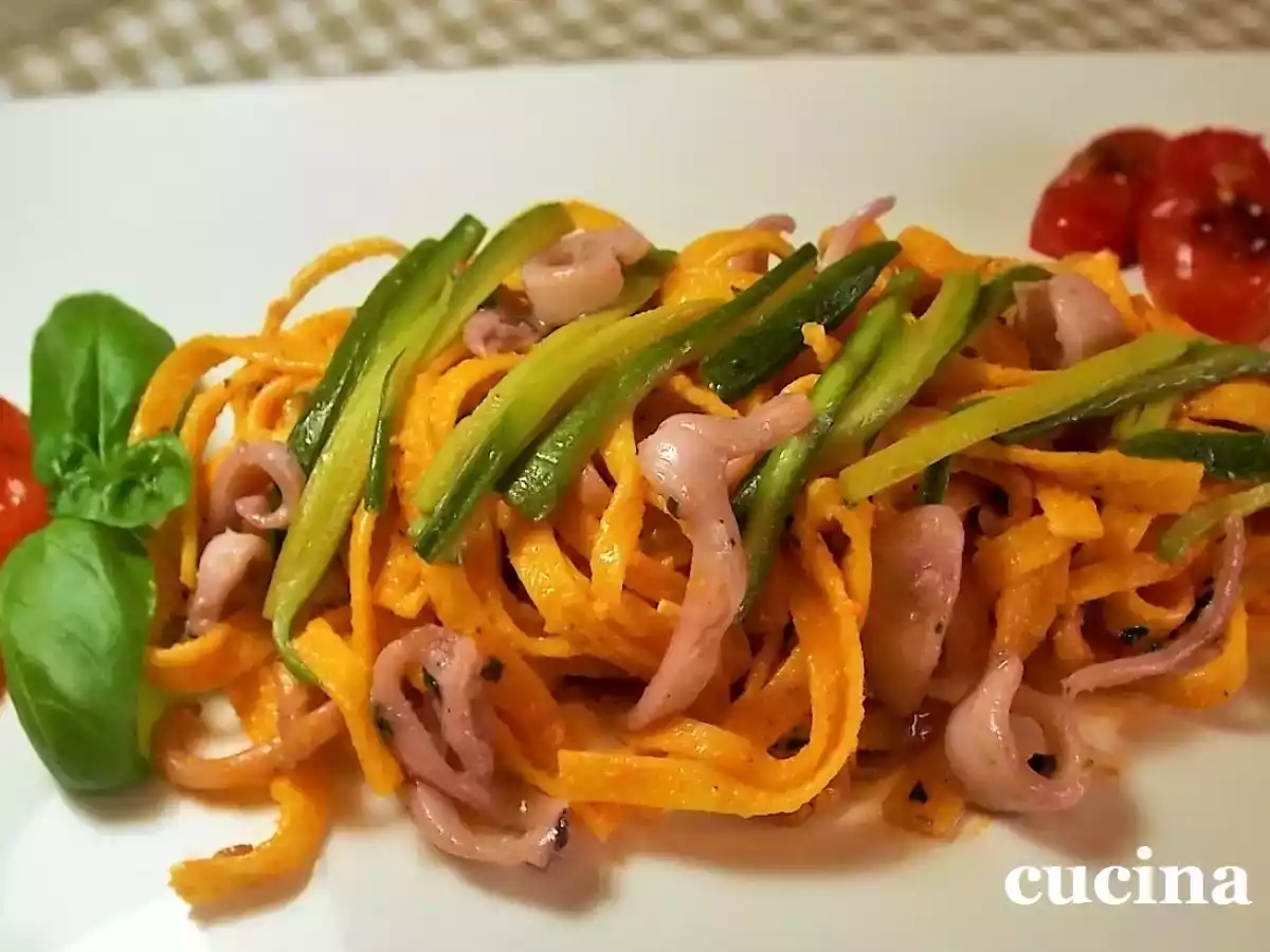 Tagliolini con calamari spillo, al pesto di mandorle e ricotta infornata. - foto 2