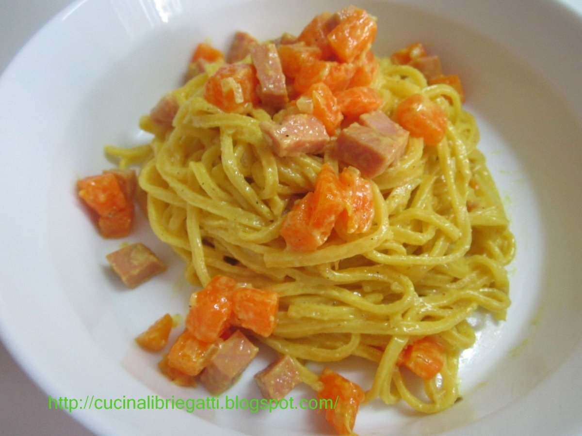 Tagliolini con crema al curry, zucca e prosciutto cotto