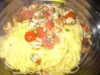 Tagliolini con gamberi, pinoli e pomodorini