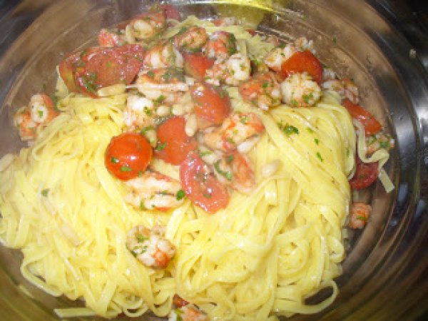 Tagliolini con gamberi, pinoli e pomodorini