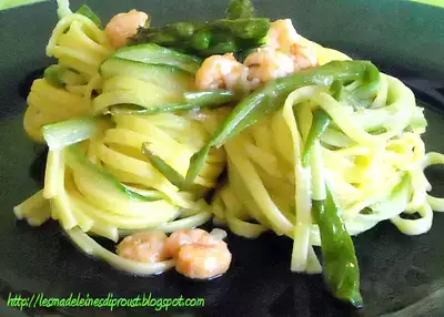 Tagliolini con julienne di asparagi e gamberetti norvegesi in salamoia.