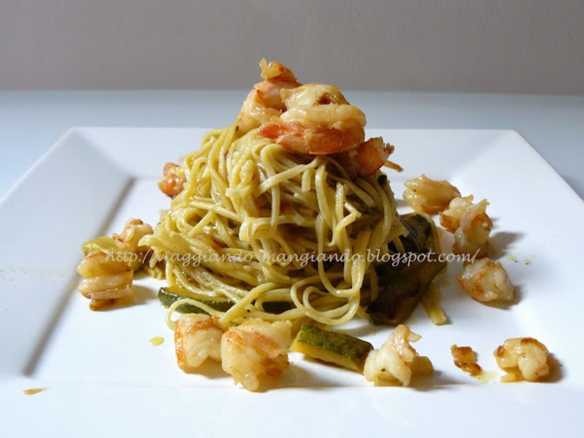 Tagliolini freschi con gamberi e zucchine