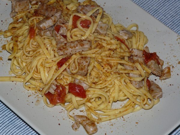 Tagliolini (freschi) con tonno (fresco), pomodorini e bottarga di muggine