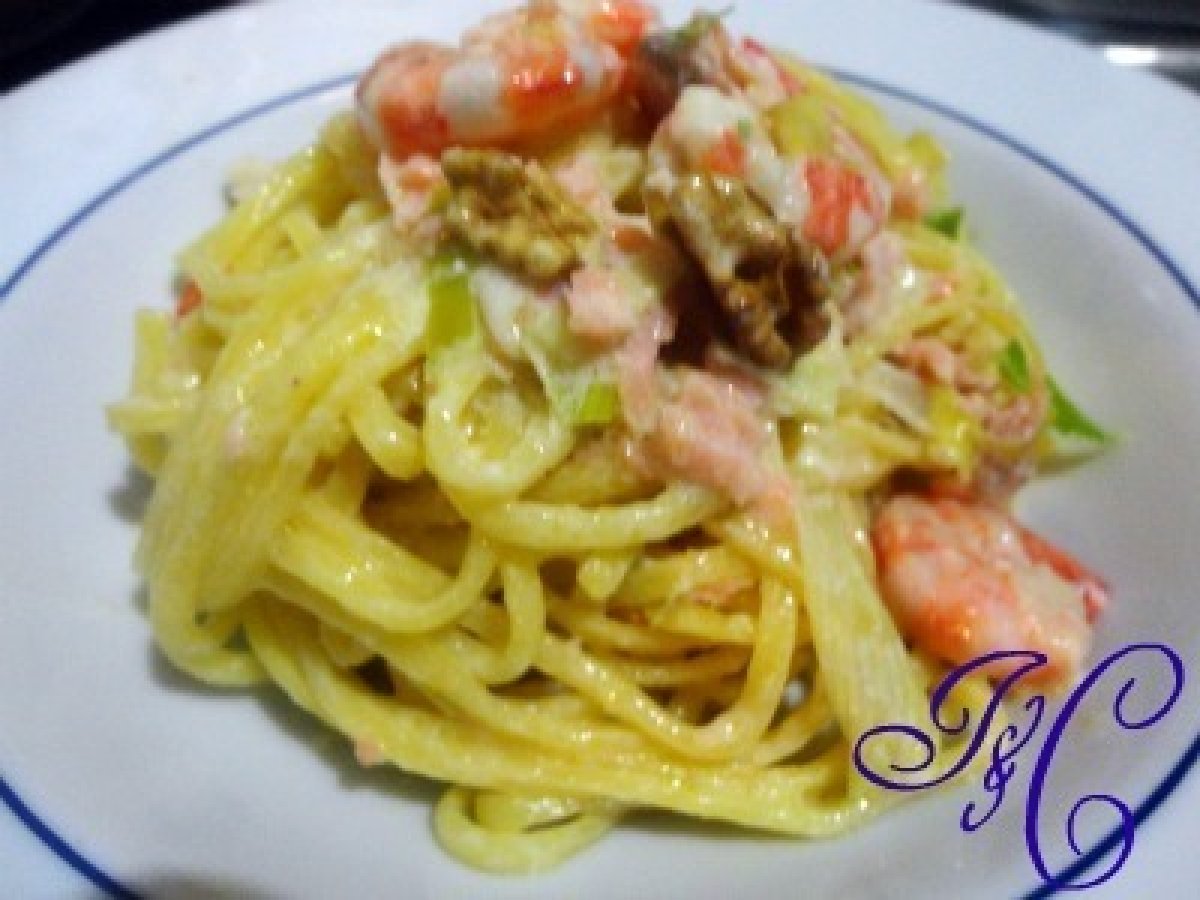 Tagliolini gamberi, salmone e noci
