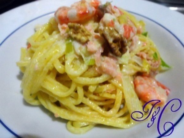 Tagliolini gamberi, salmone e noci
