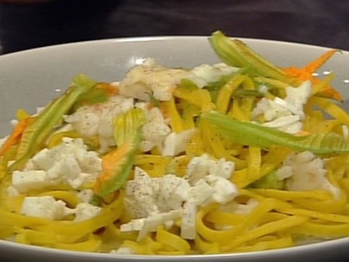 Tagliolini scampi, bufala e fiori di zucca
