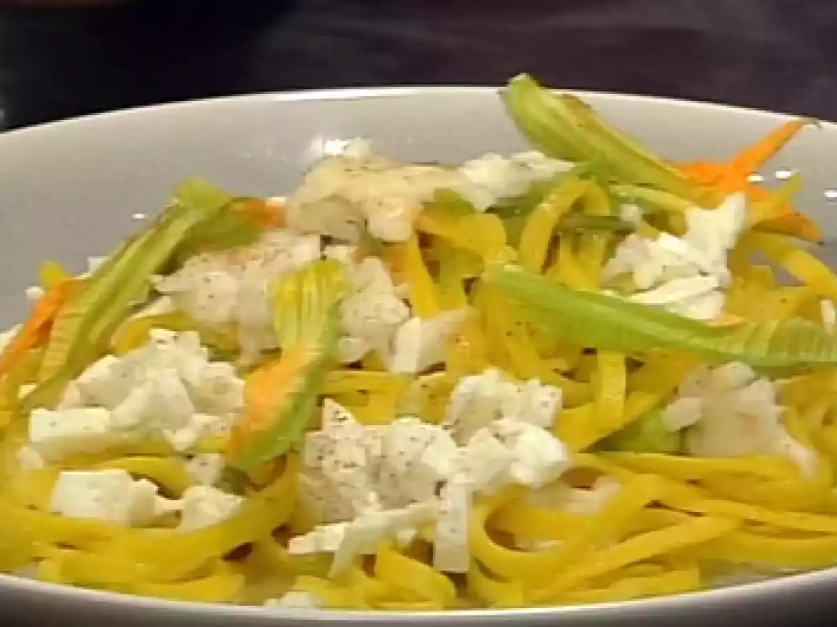 Tagliolini scampi, bufala e fiori di zucca