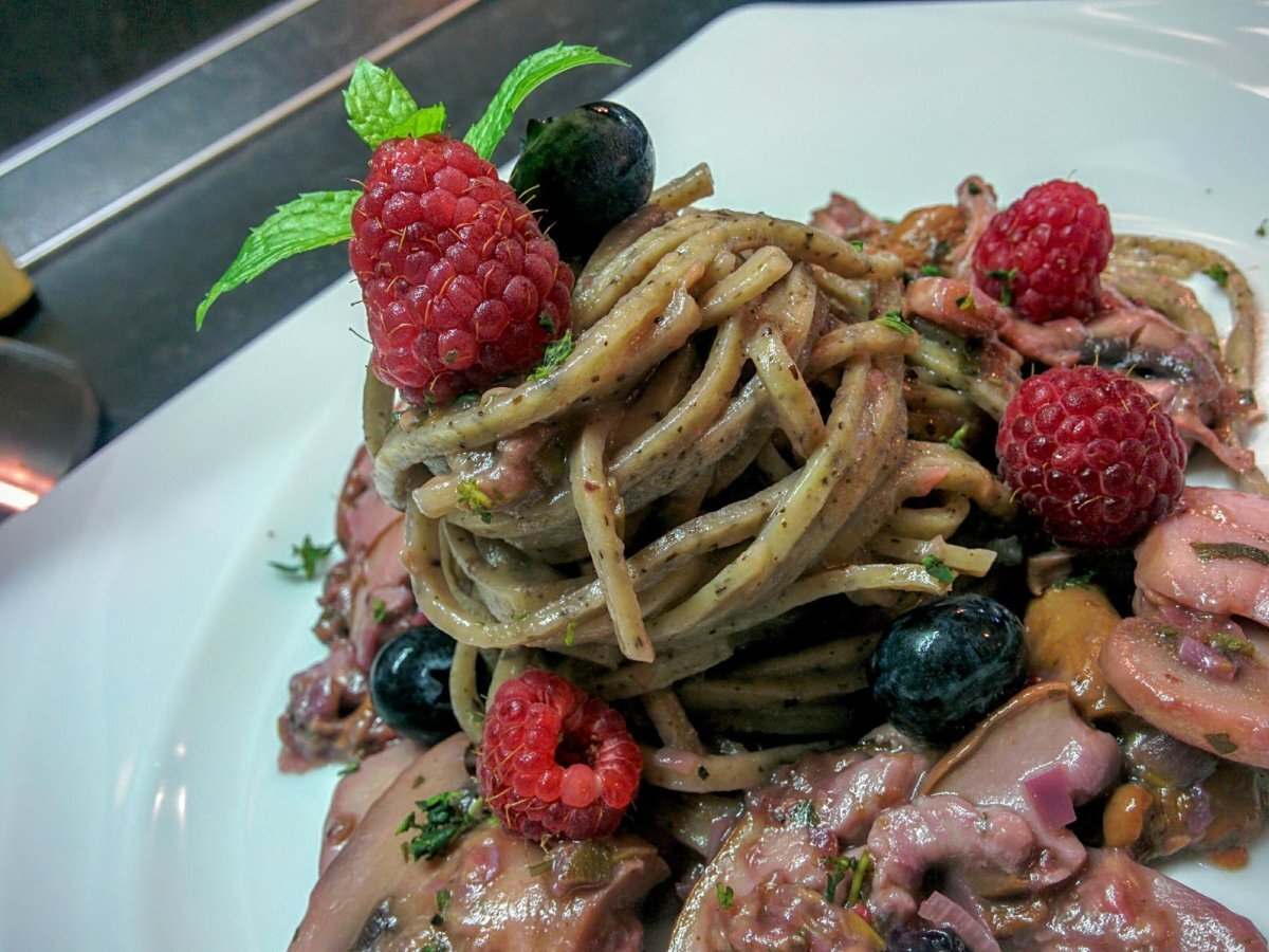 TAGLIOLINI VEGAN CON FUNGHI E FRUTTI DI BOSCO