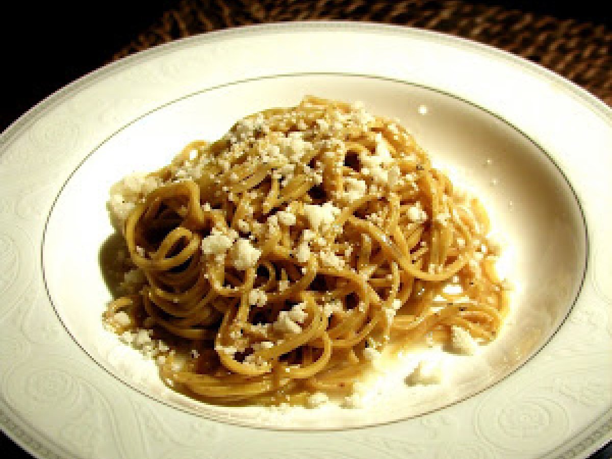 Tajarin aromatizzati ai funghi con formaggio di capra al tartufo