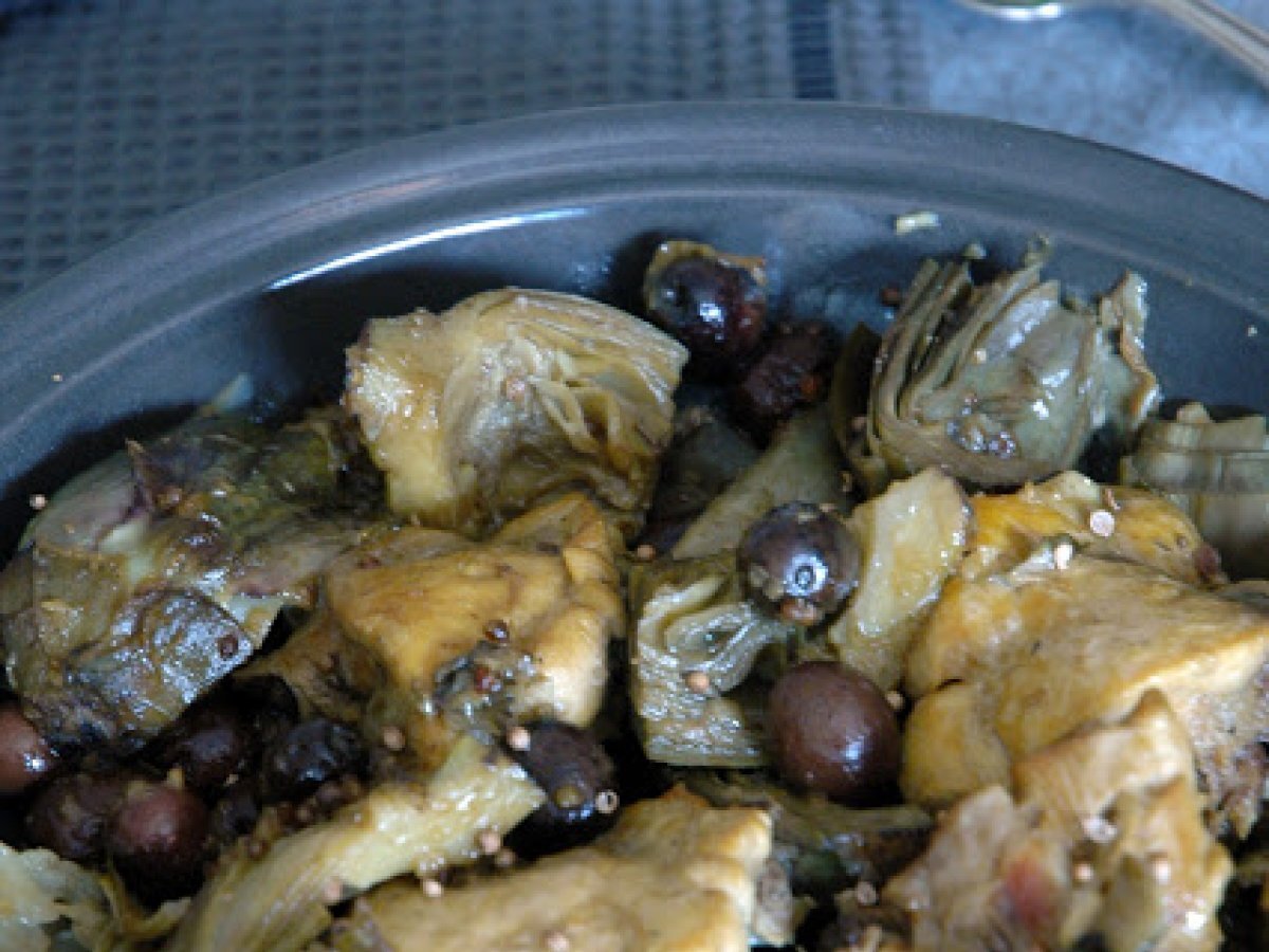 Tajine di pollo profumato con carciofi e olive