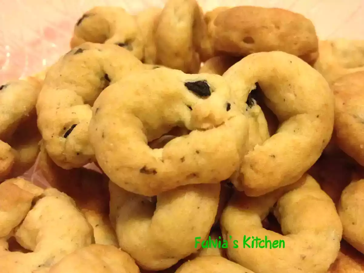 Taralli allo champagne e olive nere