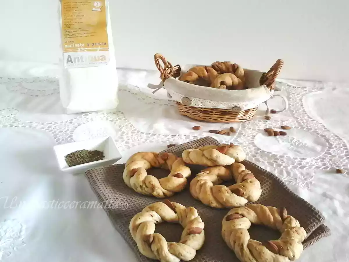 Taralli sugna e pepe con pasta madre