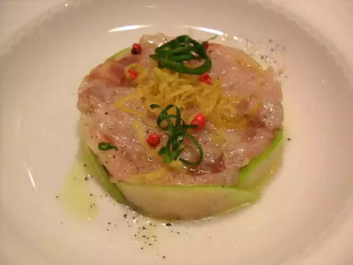 Tartare di Branzino su Petali di Mela Verde con Zeste di Limone candite al Sale Rosa