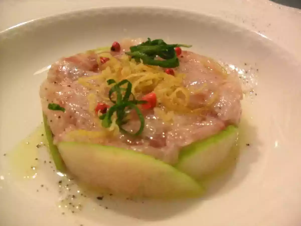 Tartare di Branzino su Petali di Mela Verde con Zeste di Limone candite al Sale Rosa - foto 2