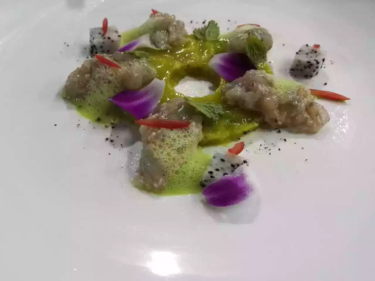 Tartare di gamberi con gelo di limone e aria di menta