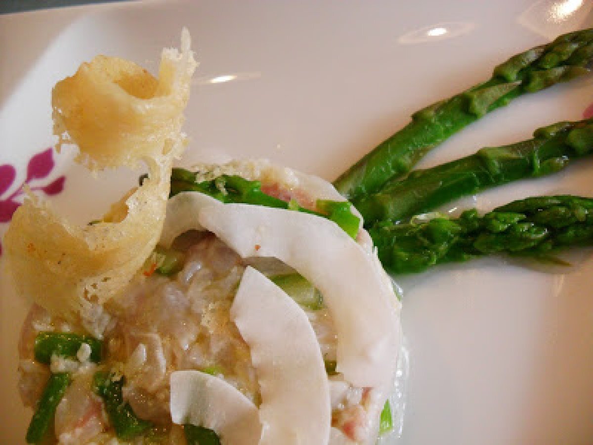 Tartare di ombrina agli asparagi con scaglie di cocco e spirale di parmigiano croccante - foto 2