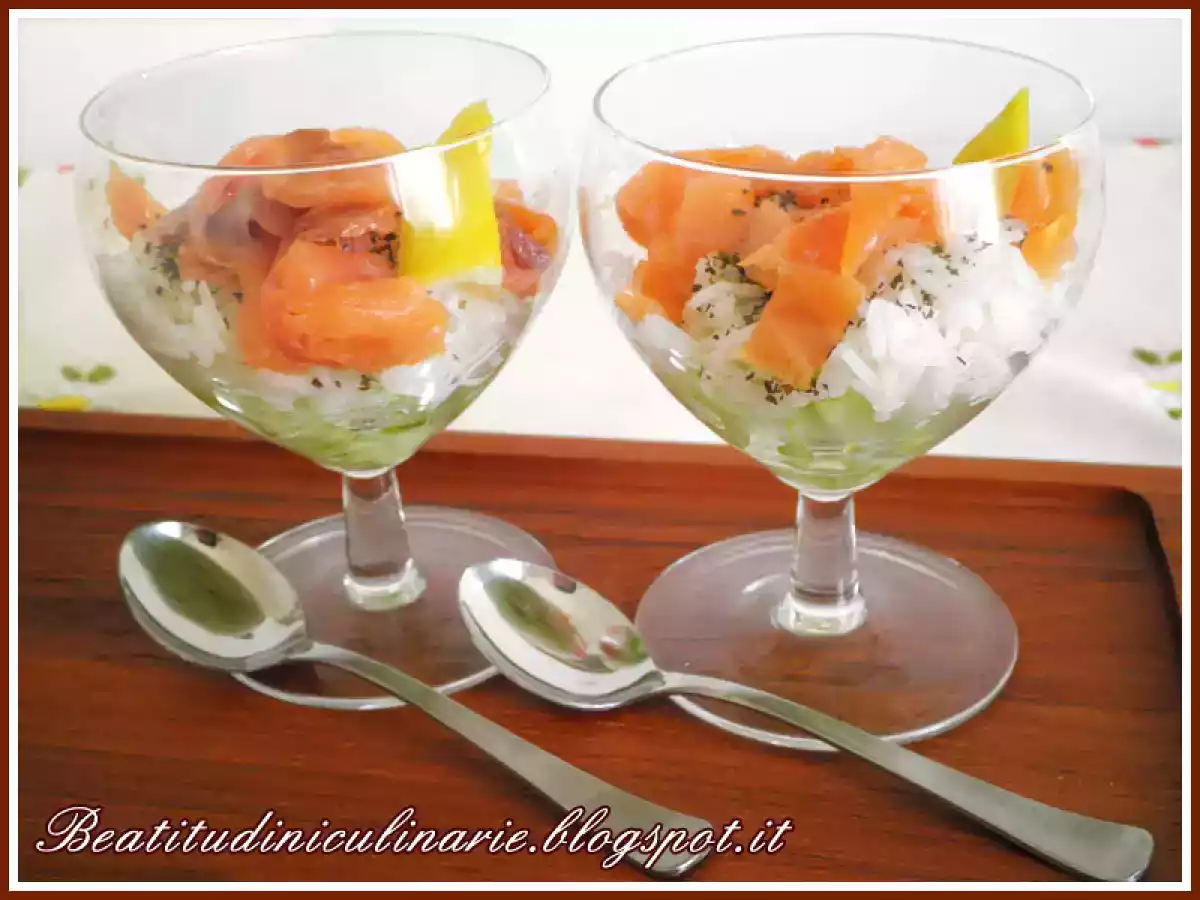 Tartare di salmone affumicato con dadolata di cetrioli e riso