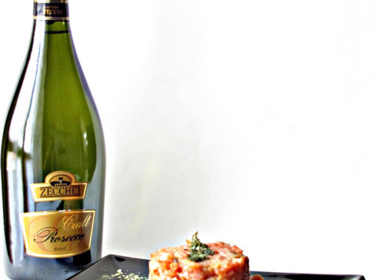 Tartare di Salmone Affumicato con Salsa di Arance Piccante e Sale al Matcha