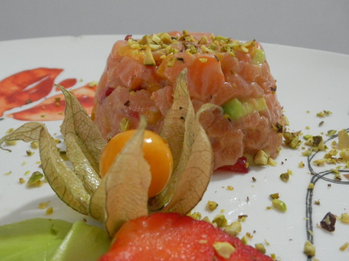 Tartare di Salmone, Avocado, Fisalis e Fragole con La Granella di Pistacchi