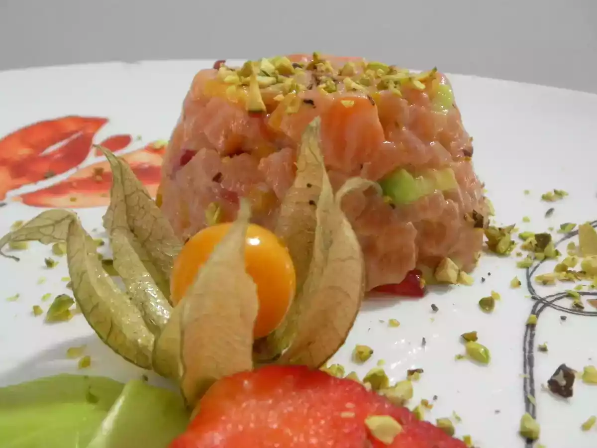 Tartare di Salmone, Avocado, Fisalis e Fragole con La Granella di Pistacchi