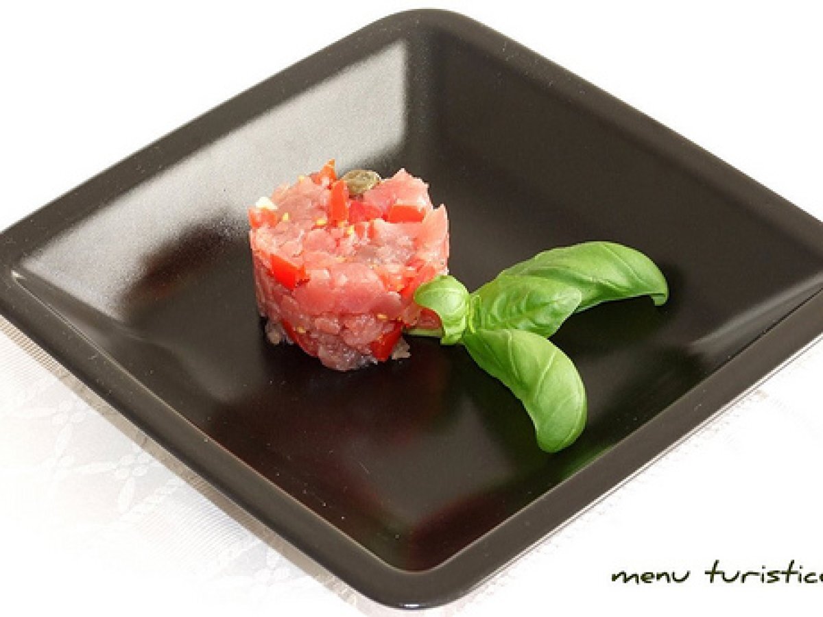 Tartare di tonno con pomodorini capperi e basilico, foto 1