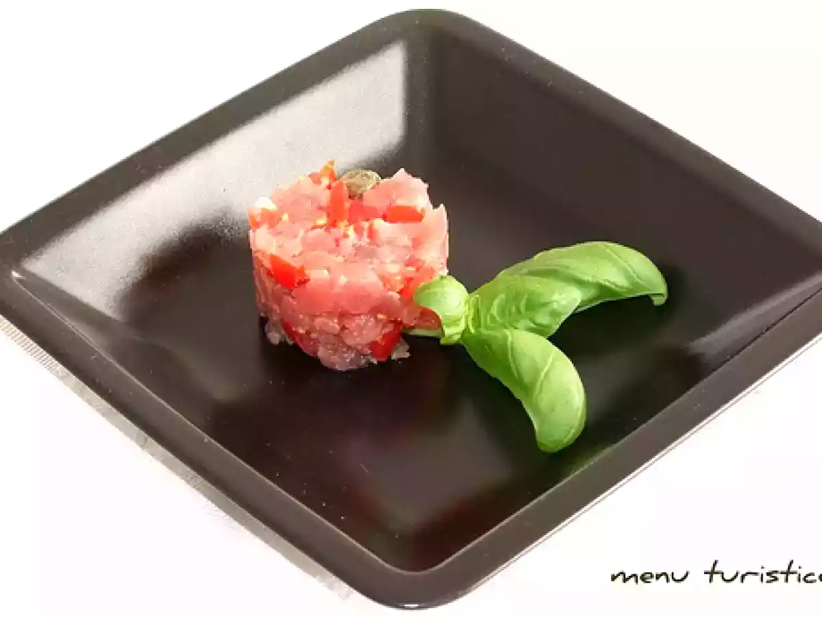 Tartare di tonno con pomodorini, capperi e basilico