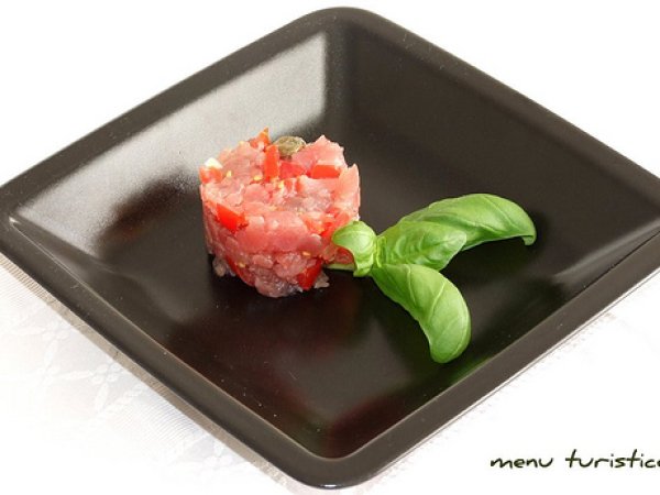 Tartare di tonno con pomodorini capperi e basilico