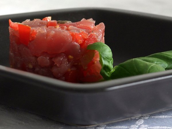 Tartare di tonno con pomodorini capperi e basilico, foto 2