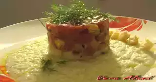Tartare di tonno e avocado con crostini di pane e crema di finocchi