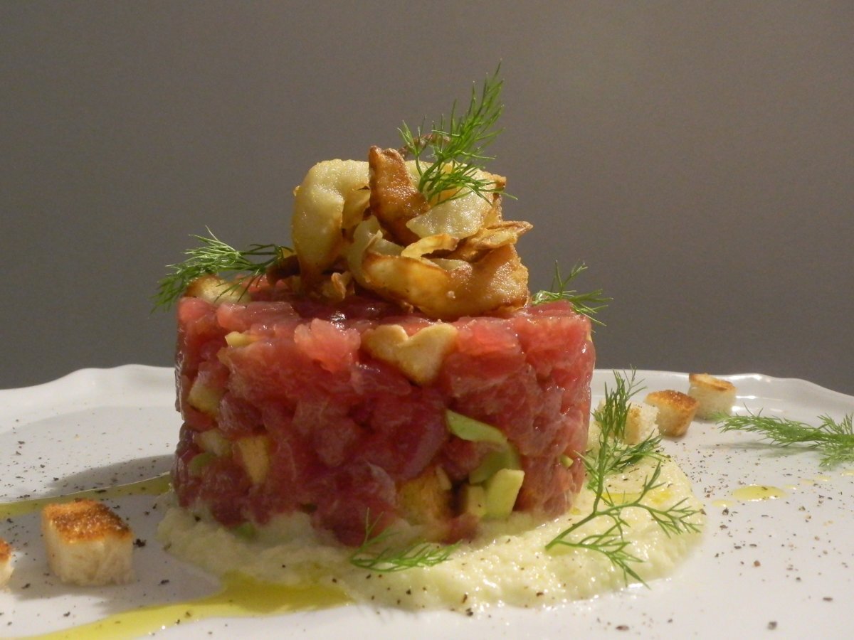 Tartare di Tonno e Avocado con Crostini di Pane e Crema di Finocchi