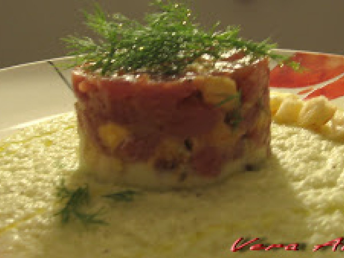Tartare di Tonno e Avocado con Crostini di Pane e Crema di Finocchi
